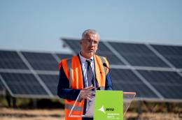 Maurici Lucena visita el nuevo parque solar fotovoltaico de Aena en el Aeropuerto de Madrid-Barajas. Foto: Aena