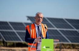 Maurici Lucena visita el nuevo parque solar fotovoltaico de Aena en el Aeropuerto de Madrid-Barajas. Foto: Aena
