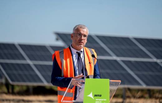 Maurici Lucena visita el nuevo parque solar fotovoltaico de Aena en el Aeropuerto de Madrid-Barajas. Foto: Aena