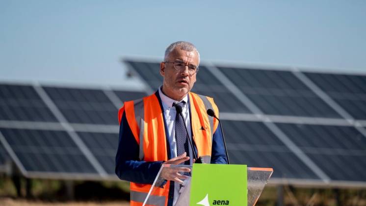 Maurici Lucena visita el nuevo parque solar fotovoltaico de Aena en el Aeropuerto de Madrid-Barajas. Foto: Aena