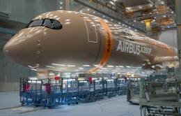 El primer prototipo del Airbus A350F (MSN700) con su nueva librea. Foto: Airbus