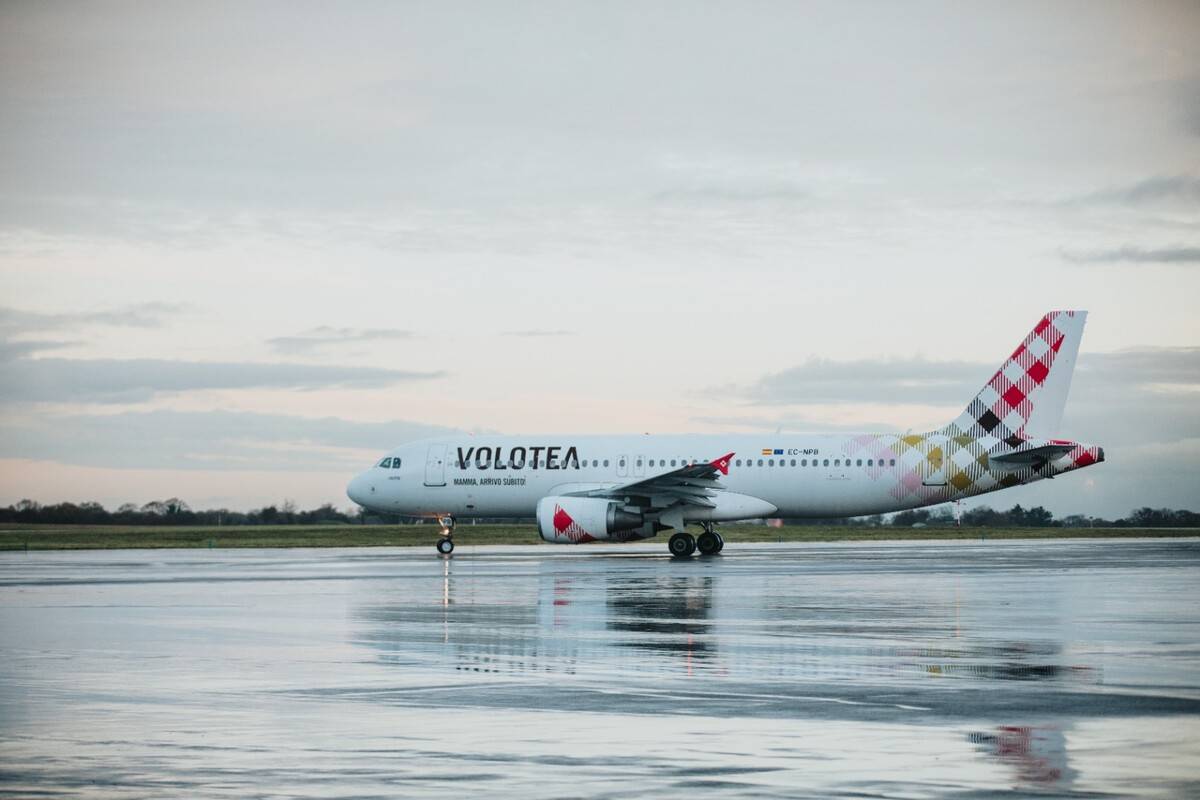 Fotografía de archivo de un avión de Volotea. Fotografía de archivo de un avión de Volotea.