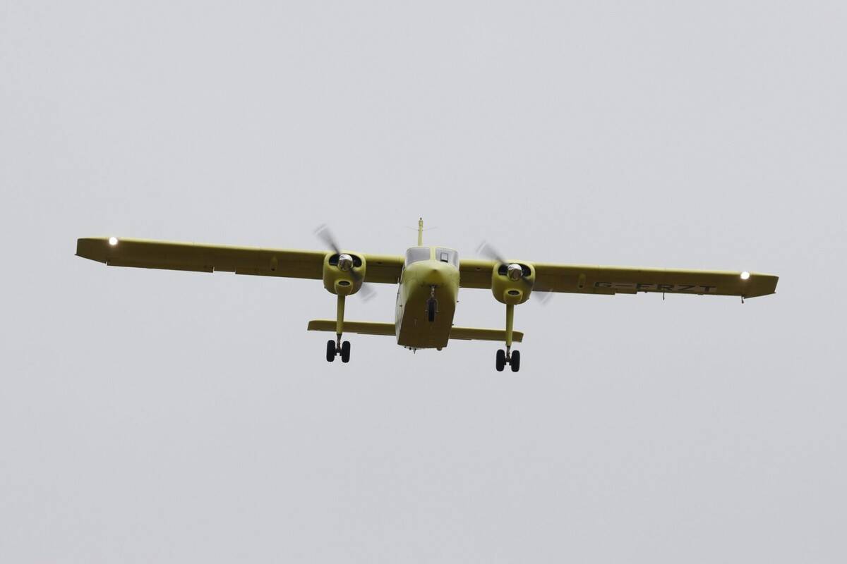 El primer vuelo del nuevo “Islander”. El primer vuelo del nuevo “Islander”.