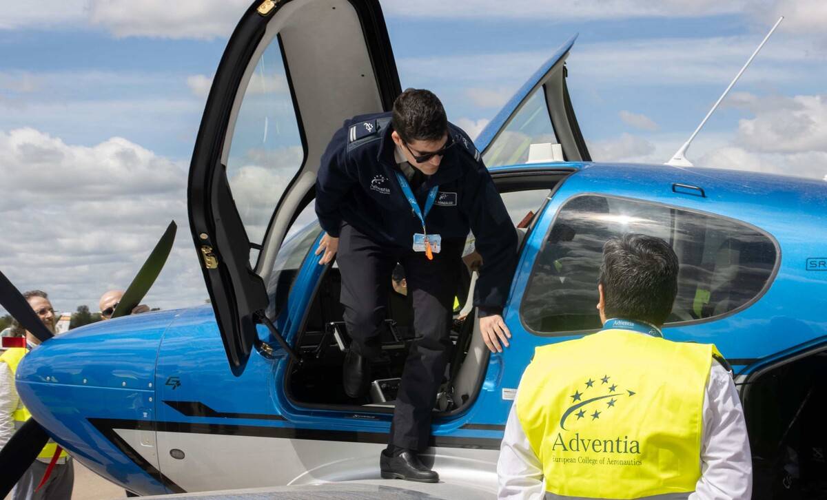 Alumno de Adventia en un Cirrus SR20 G7. Foto: Adventia Alumno de Adventia en un Cirrus SR20 G7. Foto: Adventia
