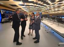 El secretario de Estado de Transportes y Movilidad Sostenible y presidente de Enaire, Jos� Antonio Santano, durante su visita a las instalaciones del centro de control en Barcelona, el pasado 14 de septiembre, junto al director general de Enaire, Enrique Maurer, y la directora de la Regi�n Este, Inmaculada Prieto. Foto: Enaire