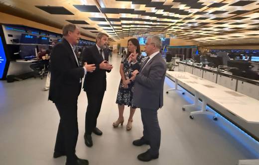 El secretario de Estado de Transportes y Movilidad Sostenible y presidente de Enaire, Jos� Antonio Santano, durante su visita a las instalaciones del centro de control en Barcelona, el pasado 14 de septiembre, junto al director general de Enaire, Enrique Maurer, y la directora de la Regi�n Este, Inmaculada Prieto. Foto: Enaire