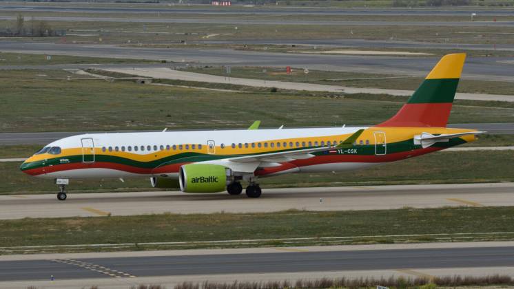 Airbus A220 de AirBaltic (foto Antonio Camarasa).