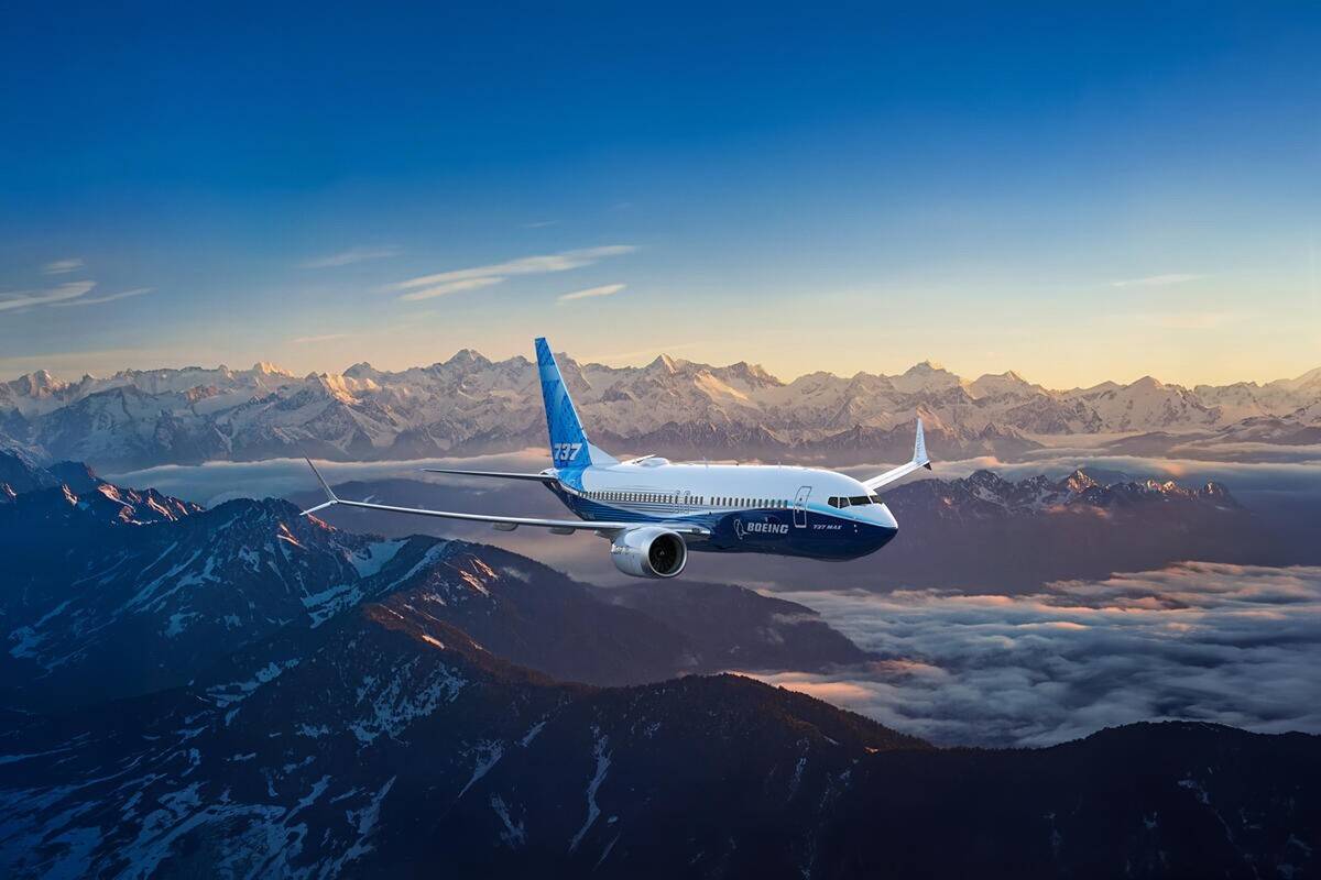 El Boeing 737-7 en vuelo. El Boeing 737-7 en vuelo.