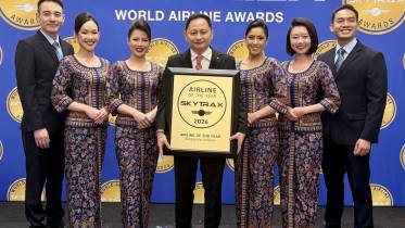 Foto de grupo en la recogida del premio a mejor aerol�nea del mundo en los World Airline Awards 2026 de Skytrax por parte de Singapore Airlines. Foto: Skytrax