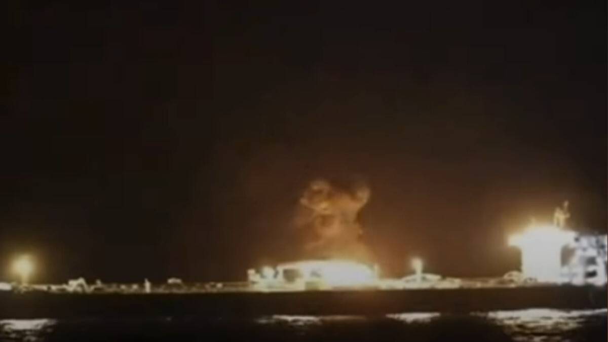 Incendio en la proa del petrolero Incelia en el mar Rojo, atacado por los hutíes el pasado mes de julio. Incendio en la proa del petrolero Incelia en el mar Rojo, atacado por los hutíes el pasado mes de julio.
