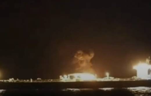Incendio en la proa del petrolero Incelia en el mar Rojo, atacado por los hut�es el pasado mes de julio.