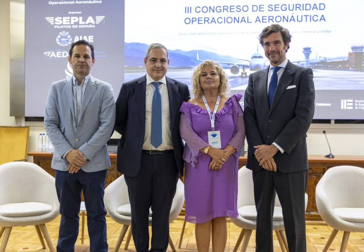 Foto de grupo en el III Congreso de Seguridad Operacional Aeronáutica. Foto: Sepla Foto de grupo en el III Congreso de Seguridad Operacional Aeronáutica. Foto: Sepla