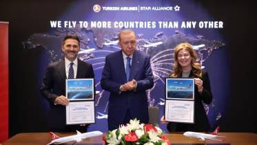 Murat Şeker, presidente del Consejo de Administración y del Comité Ejecutivo de Turkish Airlines, y la vicepresidenta ejecutiva de The Boeing Company y presidenta y directora ejecutiva de Boeing Commercial Airplanes (BCA), posan junto al presidente de la República de Turquía, Recep Tayyip Erdoğan (centro), tras el anuncio del acuerdo de Turkish Airlines con Boeing para la adquisición de 150 Boeing 737 MAX. Foto: Turkish Airlines Murat Şeker, presidente del Consejo de Administración y del Comité Ejecutivo de Turkish Airlines, y la vicepresidenta ejecutiva de The Boeing Company y presidenta y directora ejecutiva de Boeing Commercial Airplanes (BCA), posan junto al presidente de la República de Turquía, Recep Tayyip Erdoğan (centro), tras el anuncio del acuerdo de Turkish Airlines con Boeing para la adquisición de 150 Boeing 737 MAX. Foto: Turkish Airlines