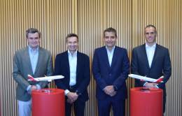 Foto de grupo tras la firma del acuerdo de Iberia e Iberia Express con el Sepla. Foto: Iberia