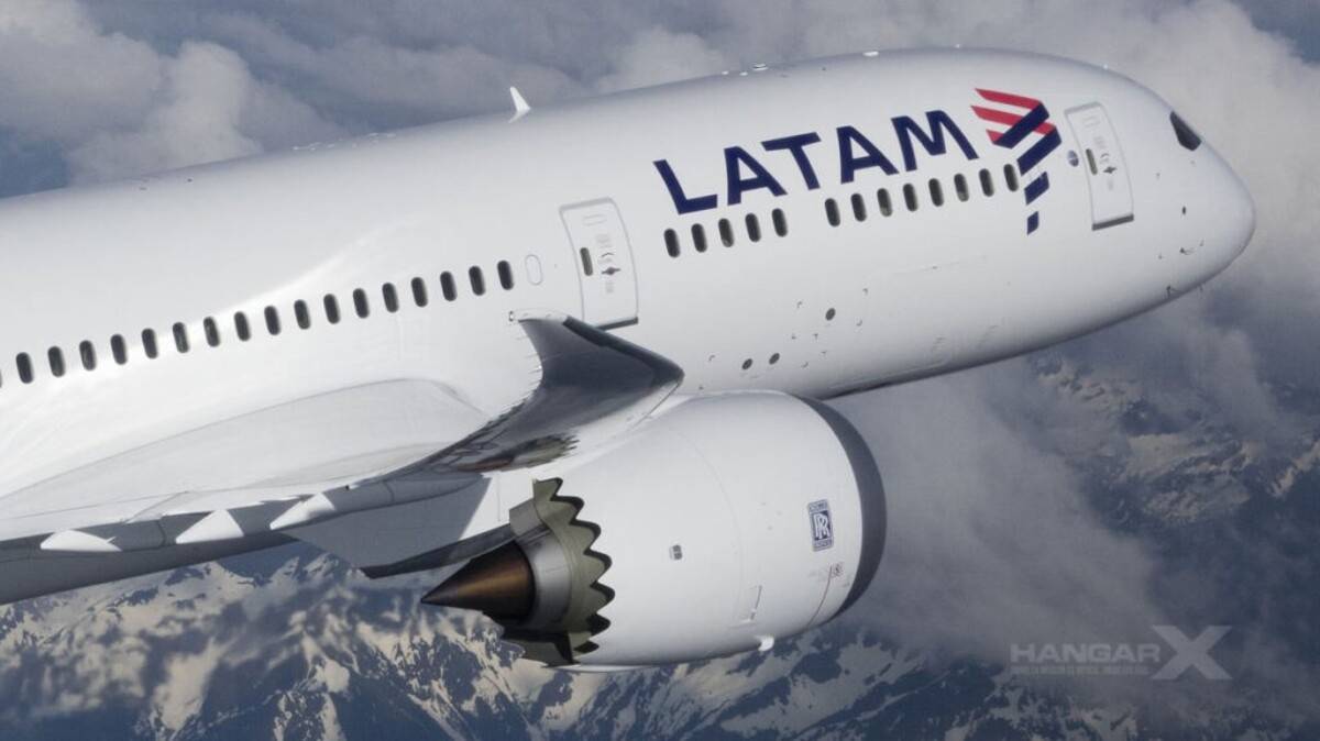 Avión de Latam en vuelo. Avión de Latam en vuelo.