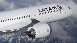 Avi�n de Latam en vuelo.