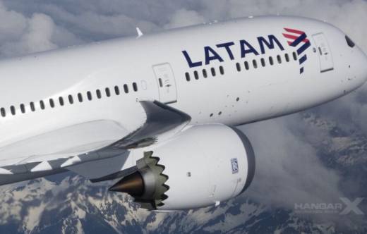 Avi�n de Latam en vuelo.