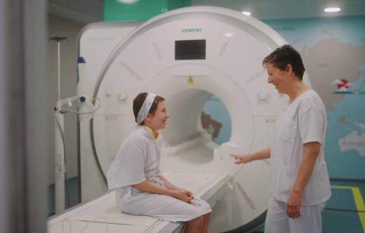 Imagen extra�da del v�deo que muestra la transformaci�n de la sala de resonancias pedi�tricas de La Paz llevada a cabo por Iberia y Juegaterapia.