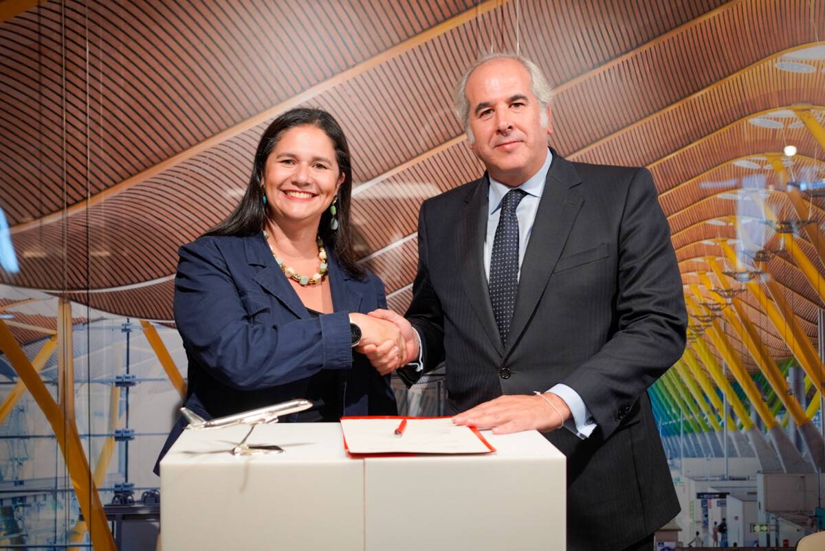 Beatriz Guillén, directora de Clientes de Iberia y Luis Suárez de Lezo, presidente de la Real Academia de Gastronomía, tras la firma del acuerdo de colaboración. Foto: Iberia Beatriz Guillén, directora de Clientes de Iberia y Luis Suárez de Lezo, presidente de la Real Academia de Gastronomía, tras la firma del acuerdo de colaboración. Foto: Iberia