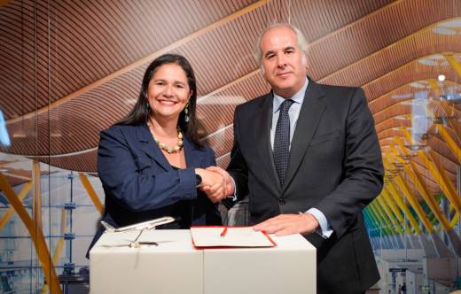 Beatriz Guill�n, directora de Clientes de Iberia y Luis Su�rez de Lezo, presidente de la Real Academia de Gastronom�a, tras la firma del acuerdo de colaboraci�n. Foto: Iberia
