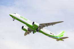 Avi�n Embraer E195-E2 de Binter en vuelo. Foto: Binter