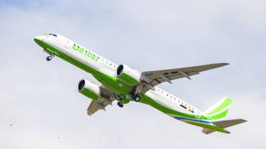 Avi�n Embraer E195-E2 de Binter en vuelo. Foto: Binter
