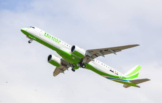 Avi�n Embraer E195-E2 de Binter en vuelo. Foto: Binter