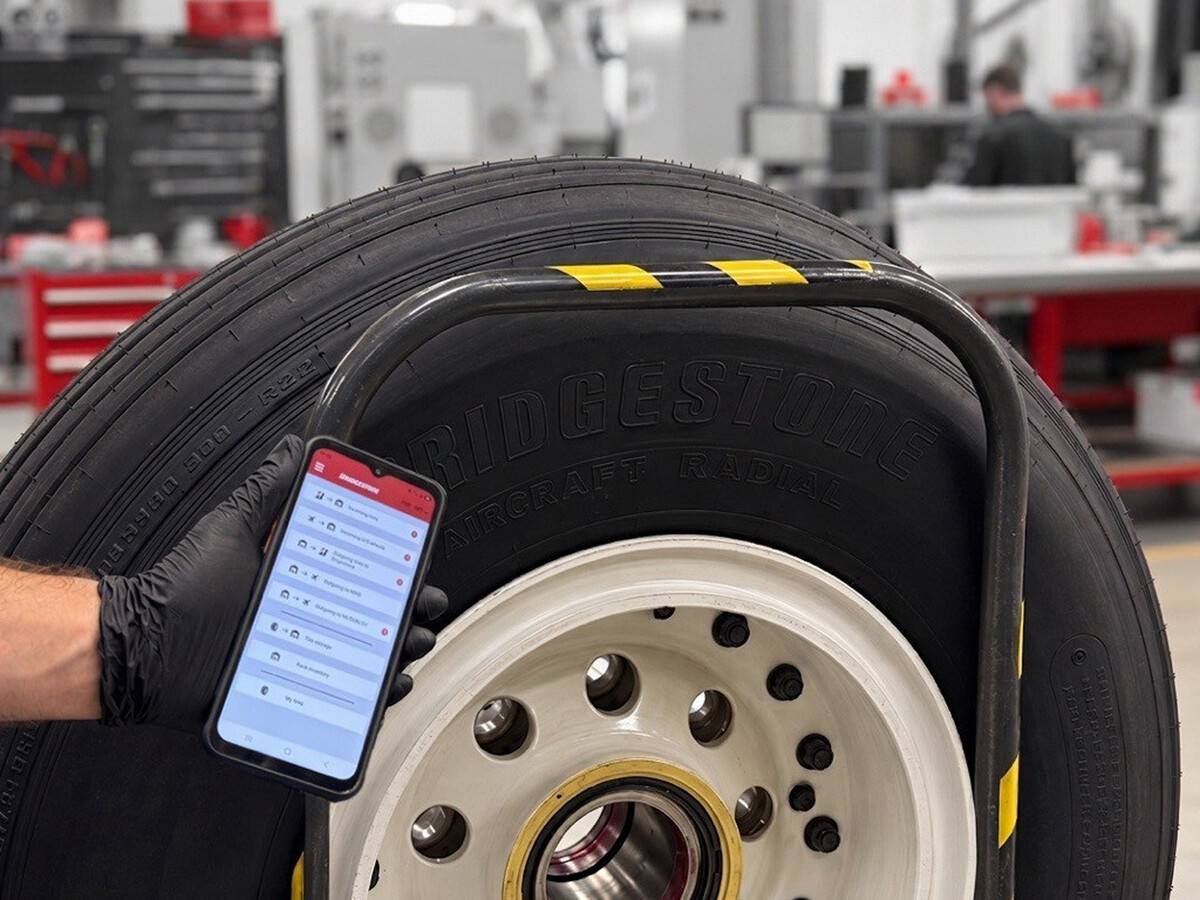 Dispositivo utilizando la plataforma digital easytrack. Foto: Bridgestone Dispositivo utilizando la plataforma digital easytrack. Foto: Bridgestone