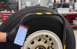 Dispositivo utilizando la plataforma digital easytrack. Foto: Bridgestone
