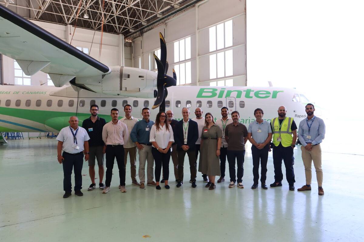 Foto de grupo de la reunión de siete aerolíneas con aviones ATR para abordar la operación en clima cálido. Foto: Binter Foto de grupo de la reunión de siete aerolíneas con aviones ATR para abordar la operación en clima cálido. Foto: Binter