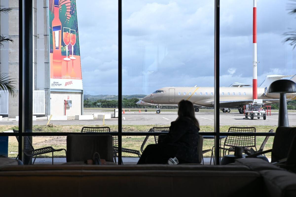 Vistas a la plataforma operativa desde la terminal ejecutiva de Punta del Este