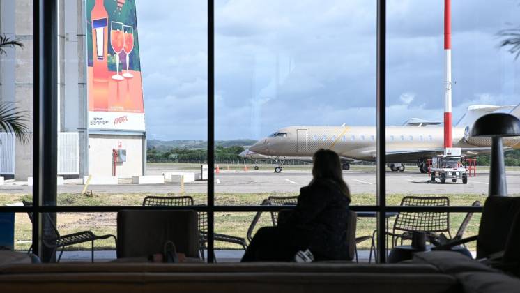 Vistas a la plataforma operativa desde la terminal ejecutiva de Punta del Este