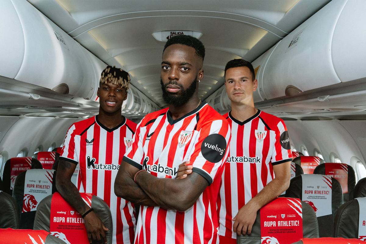 Nico Williams, Iñaki Williams y Gorka Guruzeta en el interior de un avión de Vueling. Foto: Vueling Nico Williams, Iñaki Williams y Gorka Guruzeta en el interior de un avión de Vueling. Foto: Vueling