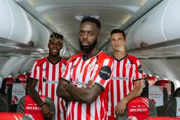 Nico Williams, I�aki Williams y Gorka Guruzeta en el interior de un avi�n de Vueling. Foto: Vueling