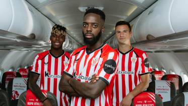 Nico Williams, I�aki Williams y Gorka Guruzeta en el interior de un avi�n de Vueling. Foto: Vueling
