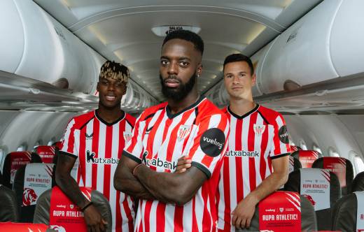 Nico Williams, I�aki Williams y Gorka Guruzeta en el interior de un avi�n de Vueling. Foto: Vueling