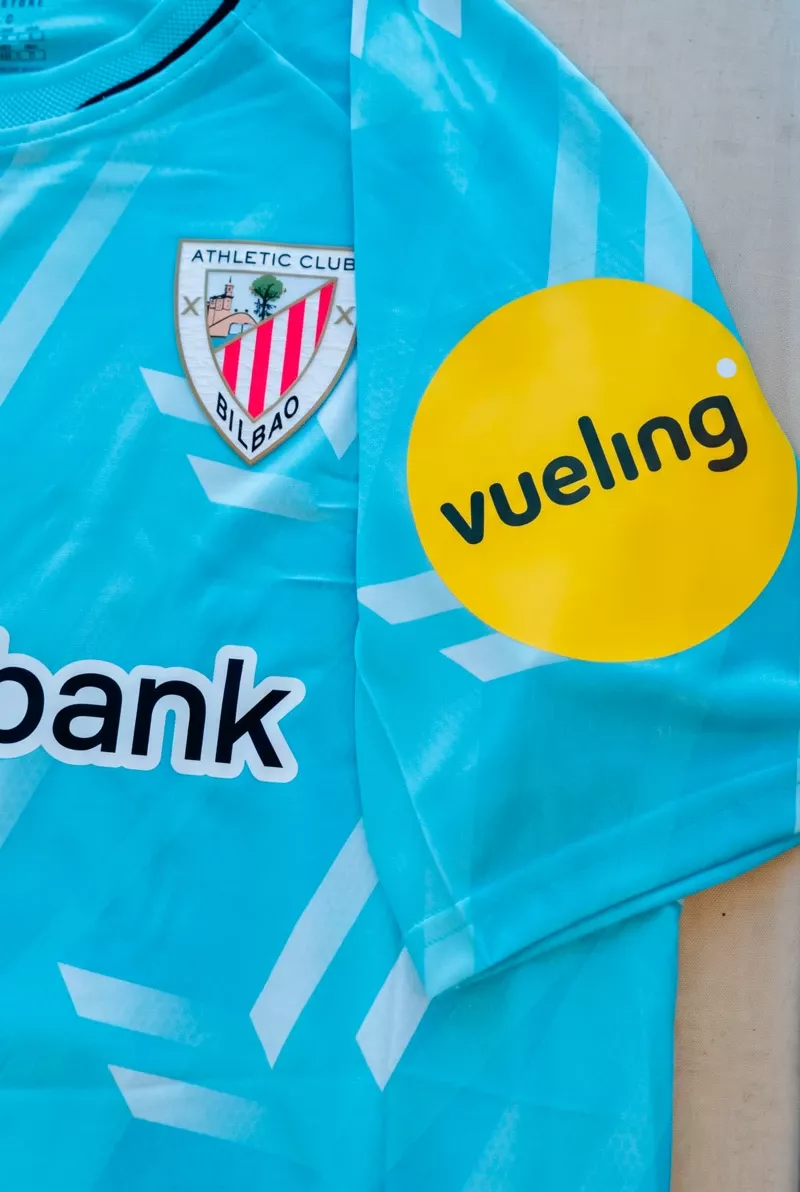 Logo de Vueling en el hombro de la camiseta del Athletic. Foto: Vueling Logo de Vueling en el hombro de la camiseta del Athletic. Foto: Vueling