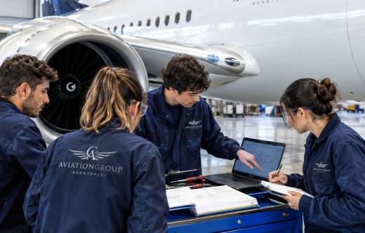Alumnos de Aviation Group durante unas pr�cticas. Foto: Aviation Group