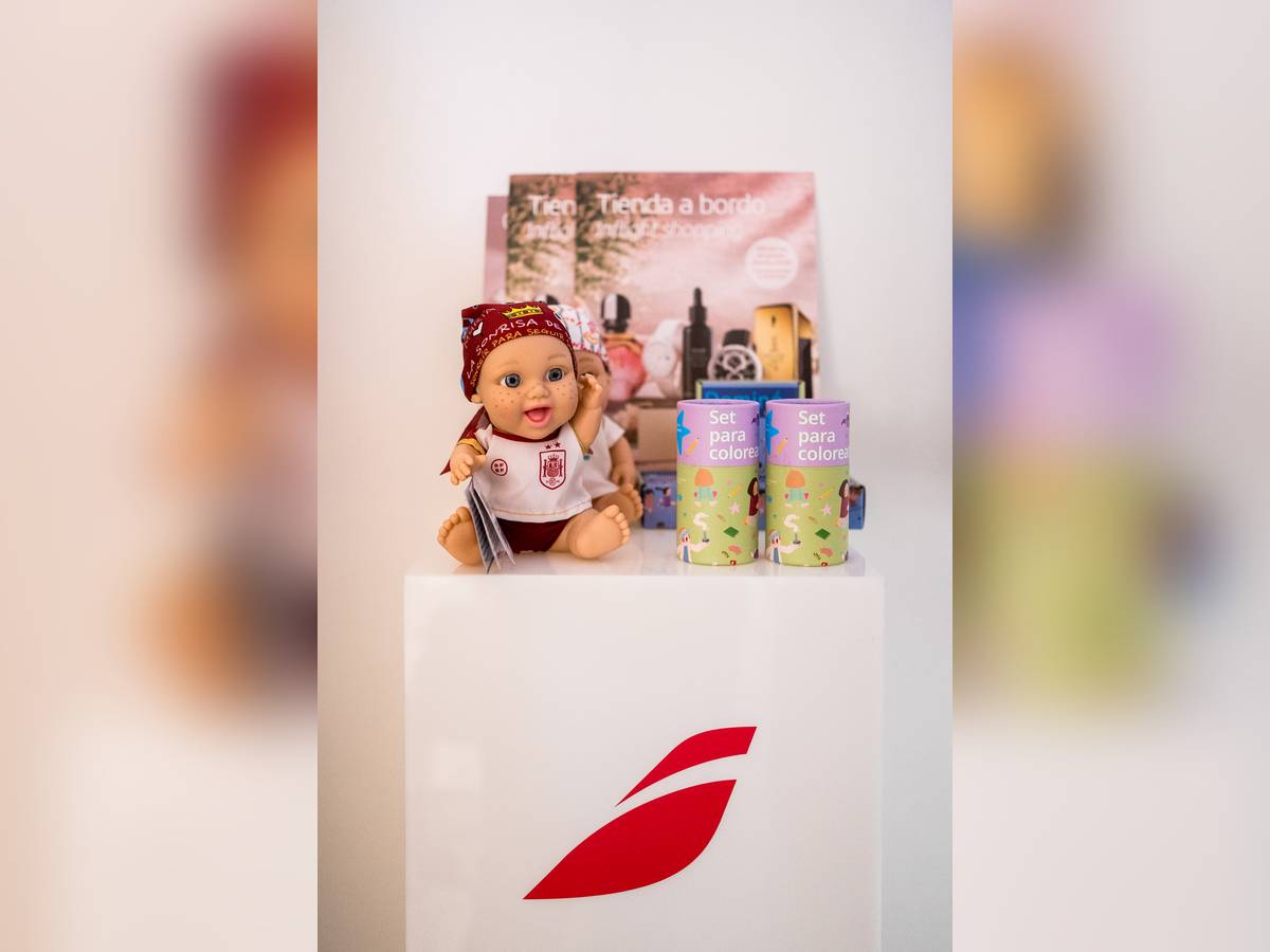 Nuevos productos solidarios de Unicef, Juegaterapia y la AECC que se vender�n en los aviones de Iberia. Foto: Iberia