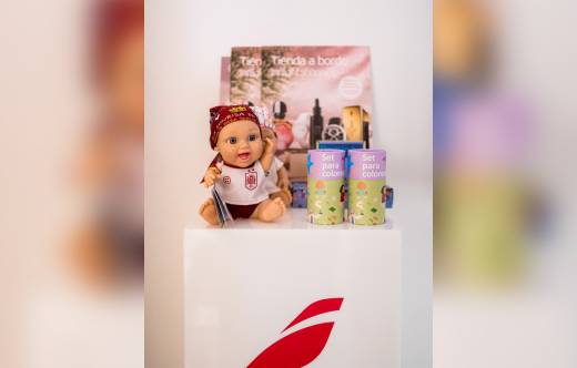 Nuevos productos solidarios de Unicef, Juegaterapia y la AECC que se vender�n en los aviones de Iberia. Foto: Iberia
