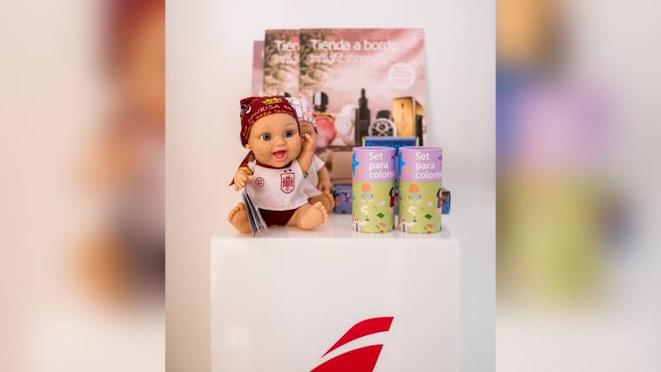 Nuevos productos solidarios de Unicef, Juegaterapia y la AECC que se vender�n en los aviones de Iberia. Foto: Iberia