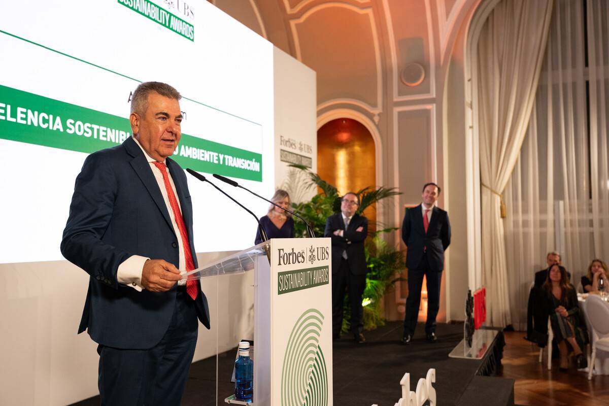 Carlos Bertomeu, presidente de Air Nostrum tras recoger el premio. Foto: Air Nostrum Carlos Bertomeu, presidente de Air Nostrum tras recoger el premio. Foto: Air Nostrum