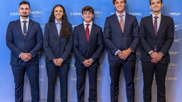 Ganadores de la V Edici�n Becas Carlos Salas. Foto: Colegio Oficial de Pilotos de la Aviaci�n Comercial (COPAC)