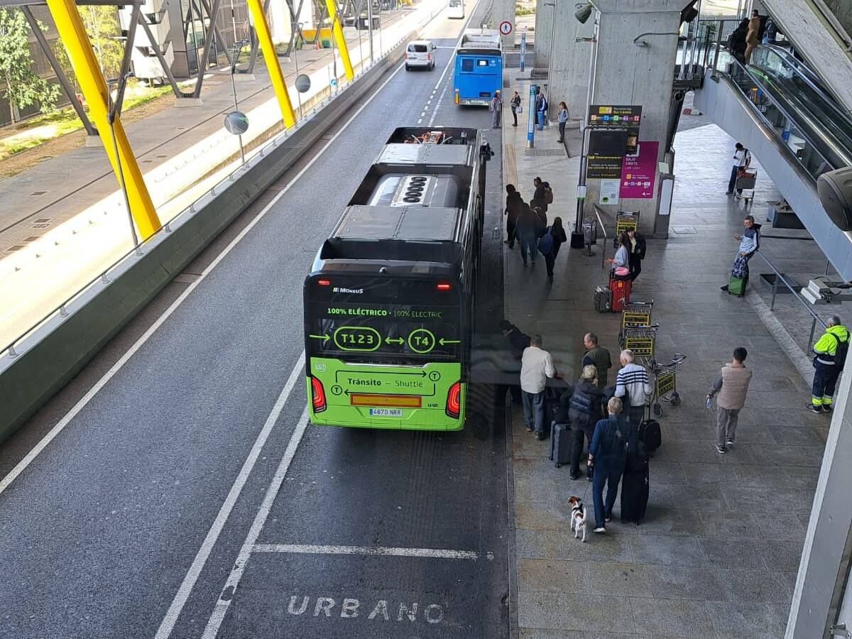 Uno de los nuevos autobuses el�ctricos. Foto: Aena
