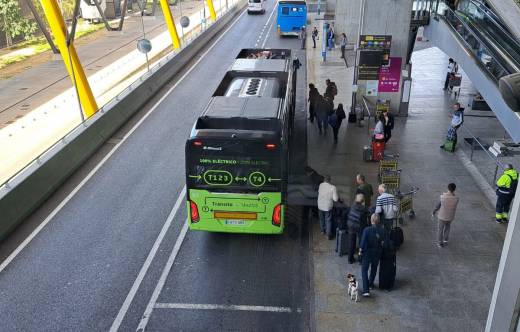 Uno de los nuevos autobuses el�ctricos. Foto: Aena