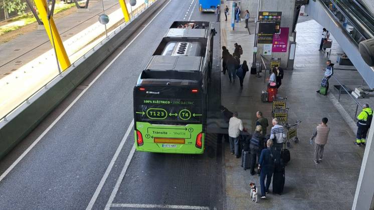 Uno de los nuevos autobuses el�ctricos. Foto: Aena