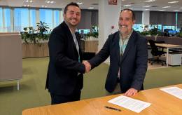 F�lix Dom�nguez (derecha), director de Operaciones de FIDAMC y Rafael de Benito, director de Aeroline en Sopra Steria, tras la firma del acuerdo de colaboraci�n entre ambas empresas. 