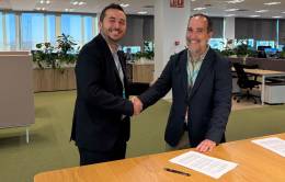Félix Domínguez (derecha), director de Operaciones de FIDAMC y Rafael de Benito, director de Aeroline en Sopra Steria, tras la firma del acuerdo de colaboración entre ambas empresas.