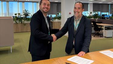 F�lix Dom�nguez (derecha), director de Operaciones de FIDAMC y Rafael de Benito, director de Aeroline en Sopra Steria, tras la firma del acuerdo de colaboraci�n entre ambas empresas. 