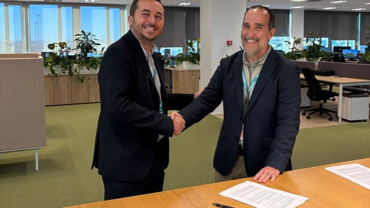 F�lix Dom�nguez (derecha), director de Operaciones de FIDAMC y Rafael de Benito, director de Aeroline en Sopra Steria, tras la firma del acuerdo de colaboraci�n entre ambas empresas. 